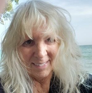 Meet your Posher, Lorrie